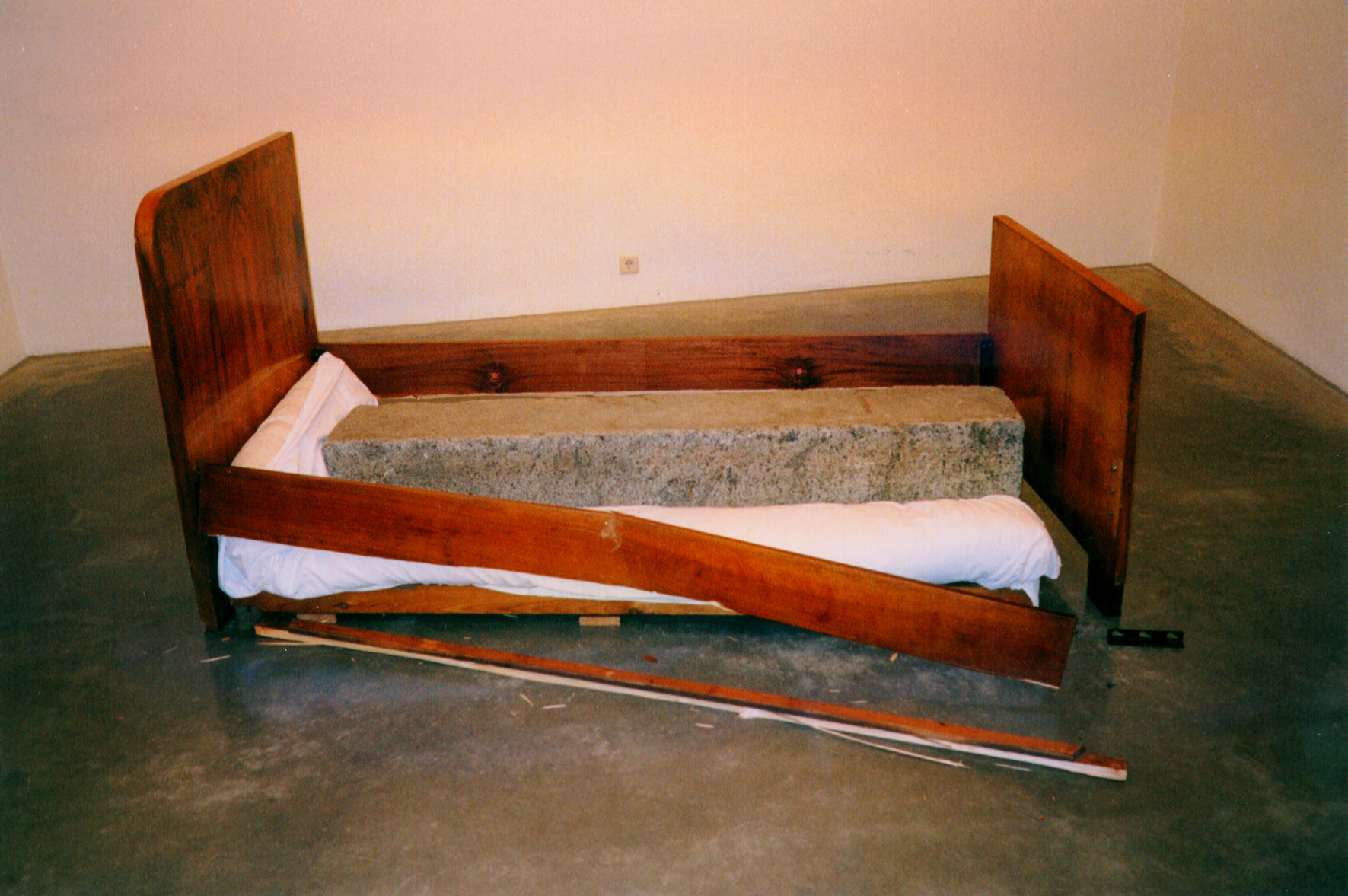 Порно онлайн - брюнетка испробовала сексом старую кровать на прочность